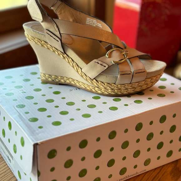 Earthies Sardina Sandals in Biscuit, size 6.5 - Picture 2 of 8